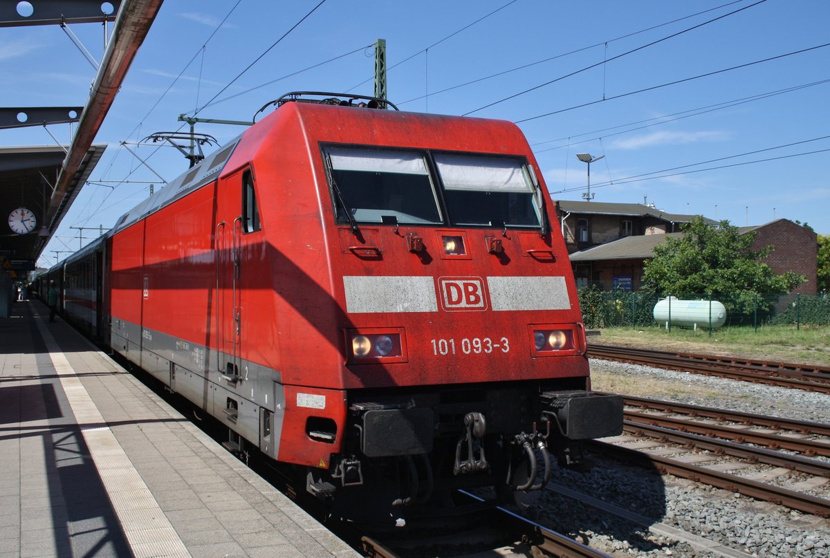 101 093-3 ist mit dem IC2285 von Ostseebad Binz nach Hannover Hauptbahnhof unterwegs. Auf dem Weg dorthin musste am 22.7.2016 in Rostock Hauptbahnhof Kopf gemacht werden.