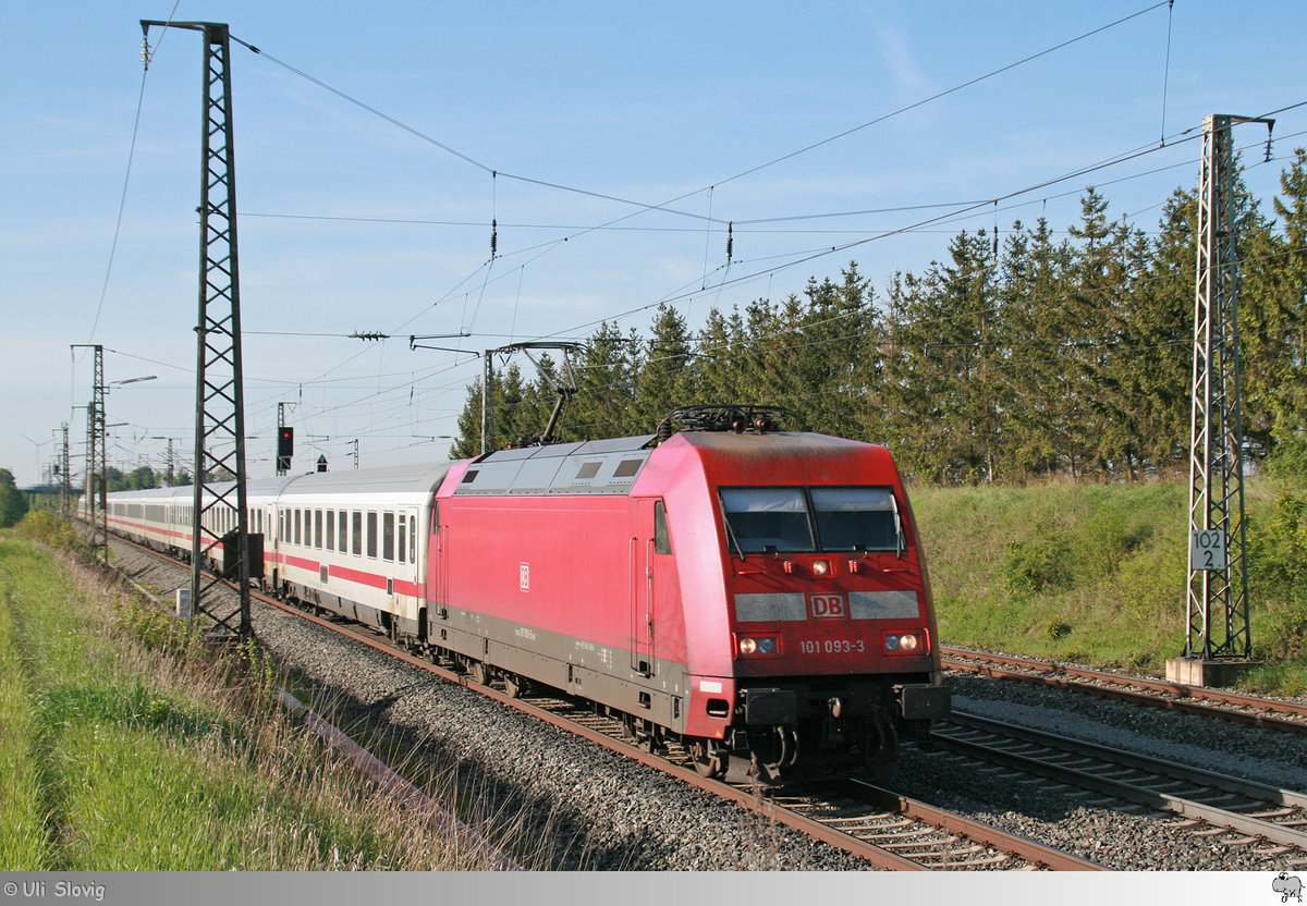 101 093-3 mit einem Inter City bei Herrnberchtheim am 10. Mai 2017 auf der KBS 920 in Richtung Würzburg.