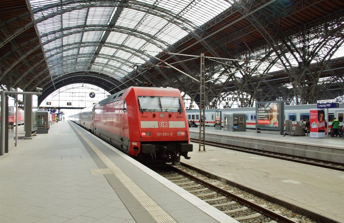 101 093-3 schiebt den IC 2388 nach Warnemünde gesehen am 21.05.16 im Bhf.von Leipzig.