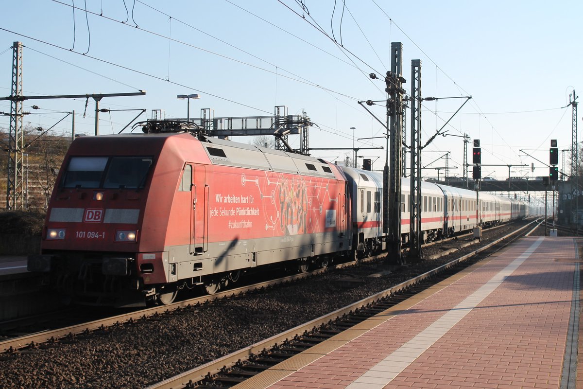 101 094  Zukunft Bahn  am 17.11.2018 mit IC 2374 bei der Einfahrt in Kassel-Wilhelmshöhe.