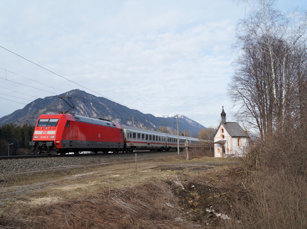 101 095-8 mit IC 1282 (Innsbruck Hbf - München Hbf) bei Brixlegg, 09.03.2019.