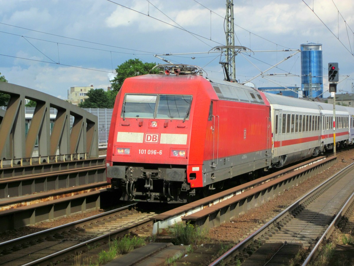 101 096-6 fährt am 13.06.2014 mit Fahrtrichtung Westen in den Bhf. Berlin-Spandau ein.