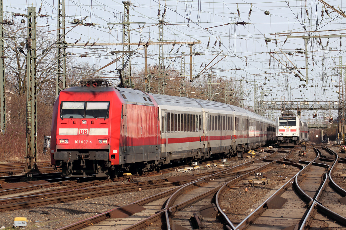 101 097-4 mit IC 2311 nach Stuttgart Hbf. bei der Einfahrt in Dortmund Hbf. 12.3.2017