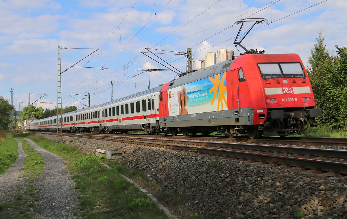 101 099-9 schiebt einen IC in Richtung Bad Hersfeld. Aufgenommen in Haunetal-Neukirchen am 02.09.2015.