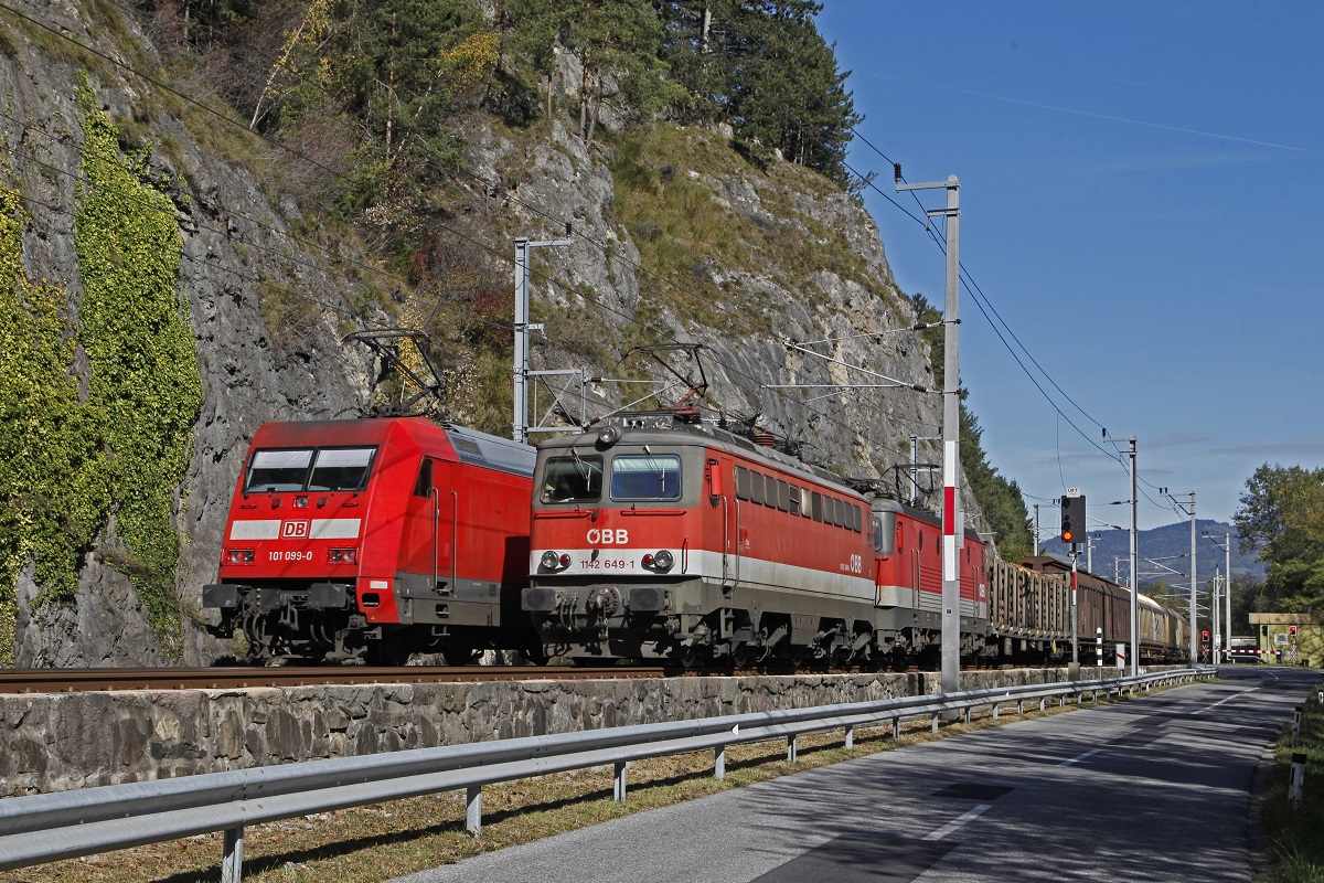 101 099 schiebt am 11.10.2017 EC216 von Graz Richtung Norden. Bei Stübing kam es zur Begegnung mit einem Güterzug bespannt mit 1142 649 + 1144......