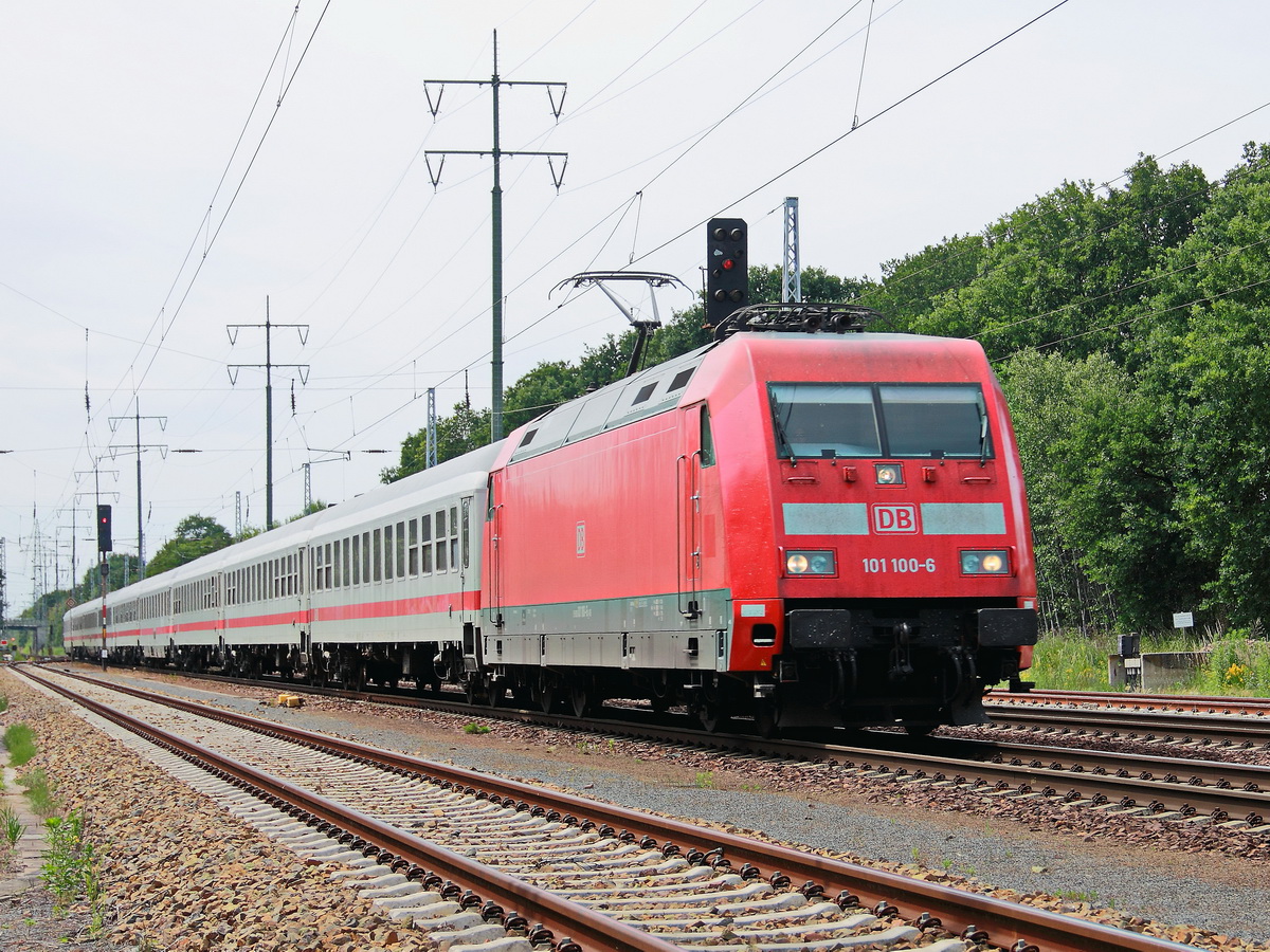 101 100-6 mit einem EC am 21. Juni 2017 auf dem südlichen Berliner Außenring in Diedersdorf.