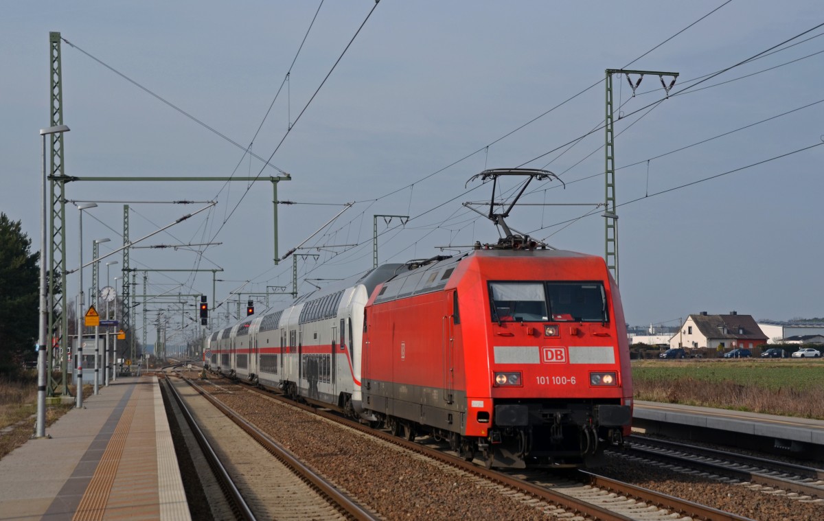 101 100 überführte am 19.02.16 eine liegengebliebene Dosto-IC-Garnitur durch Rodleben Richtung Bitterfeld. Am Zugschluss lief kalt 146 573 mit.