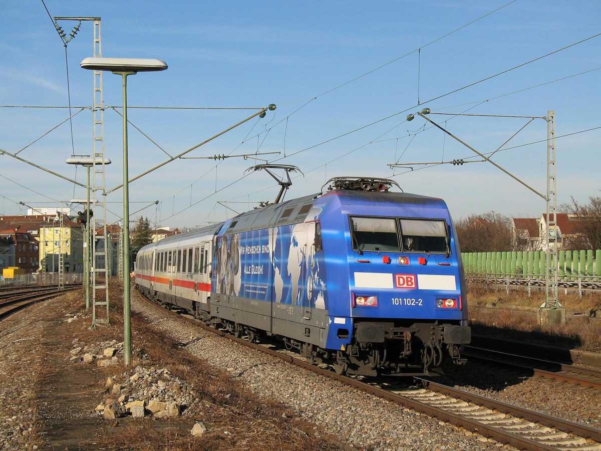 101 102-2 durchfährt am 25.01.2008 mit IC 2069 (Karlsruhe - Nürnberg) den
Bahnhof Stuttgart-Zuffenhausen.