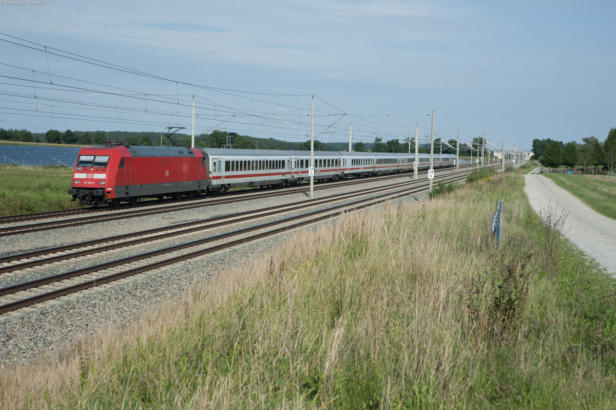 101 102-2 mit einem InterCity Richtung Augsburg Hbf bei Hattenhofen, 22.08.2017