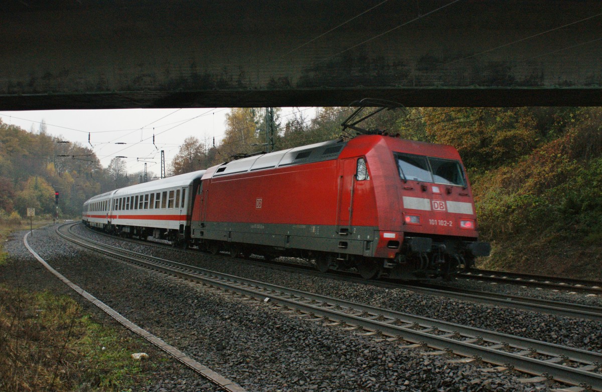 101 102-2 schiebt einen IC nach Frankfurt/M. am 14.11.13.