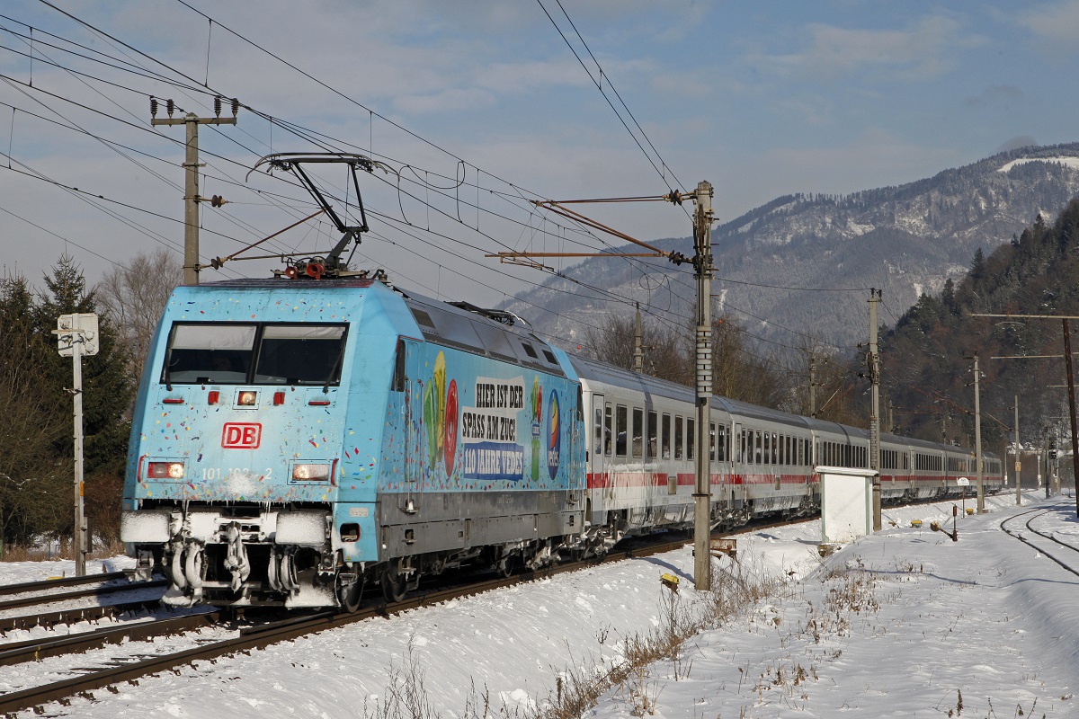 101 102 fährt am 2.02.2015 bei Mixnitz-Bärenschützklamm mit IC719 Richtung Süden.