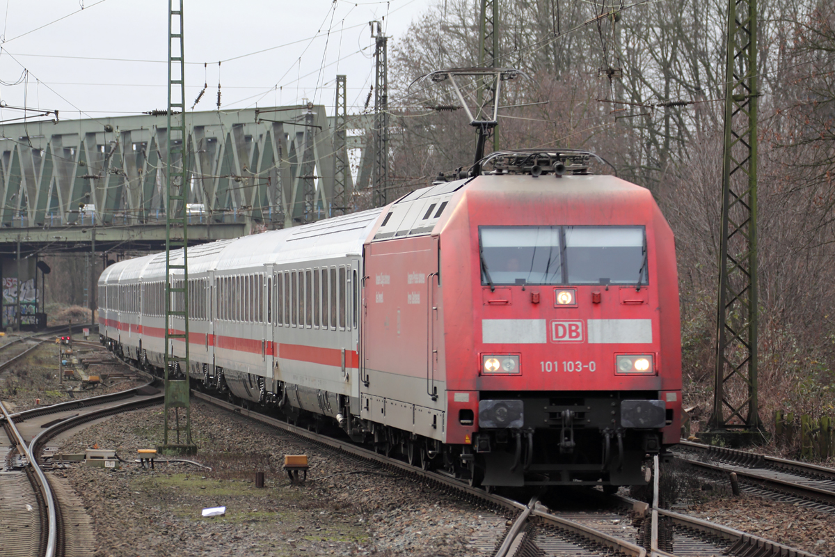 101 103-0 mit IC 2204 nach Emden Außenhafen durchfährt Recklinghausen-Süd 23.12.2016