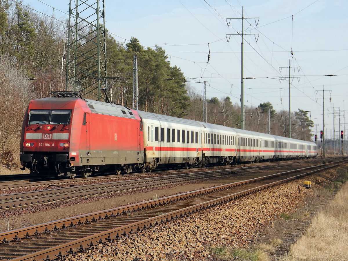 101 104-8 mit einem IC am 08. März 2015 auf dem südlichen Berliner Außenring.  

