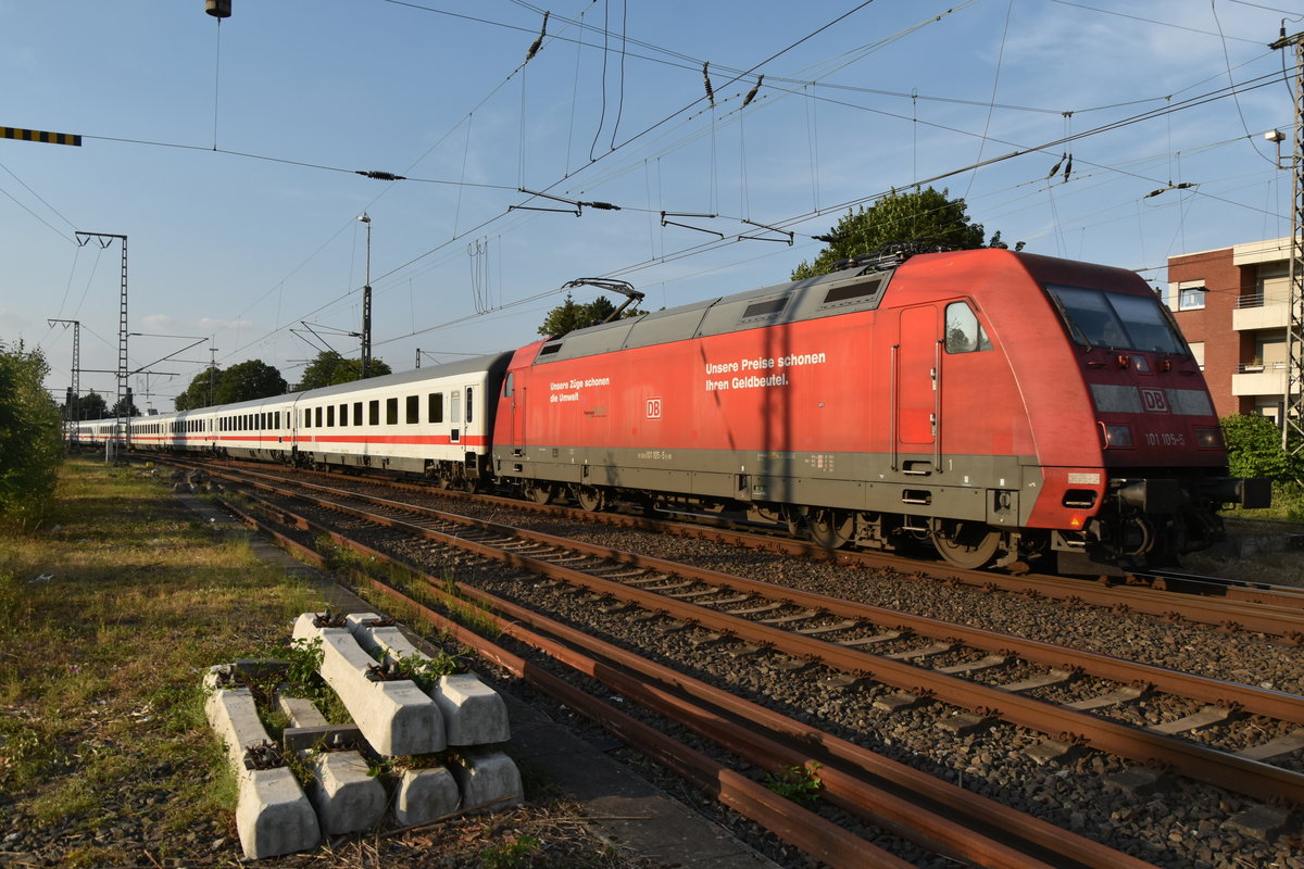 101 105 mit Eigenwerbung und dem IC 2223 gen Aachen Hbf beim Verlassen von Rheydt Hbf. 5.7.2018 