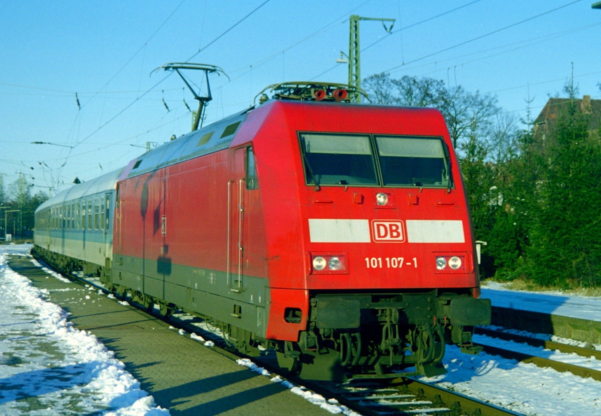 101 107 mit IR 2575 (Hamburg–Konstanz) am 23.01.2000 in Lneburg