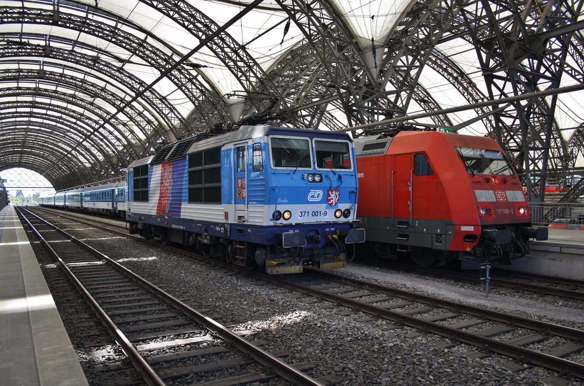 101 108-9 hat am 27.5.2017 den EC176 von Praha hl.n. nach Hamburg-Altona im Dresdener Hauptbahnhof übernommen, welcher zuvor von 371 001-9 bis in die Stadt an der Elbe geführt wurde.