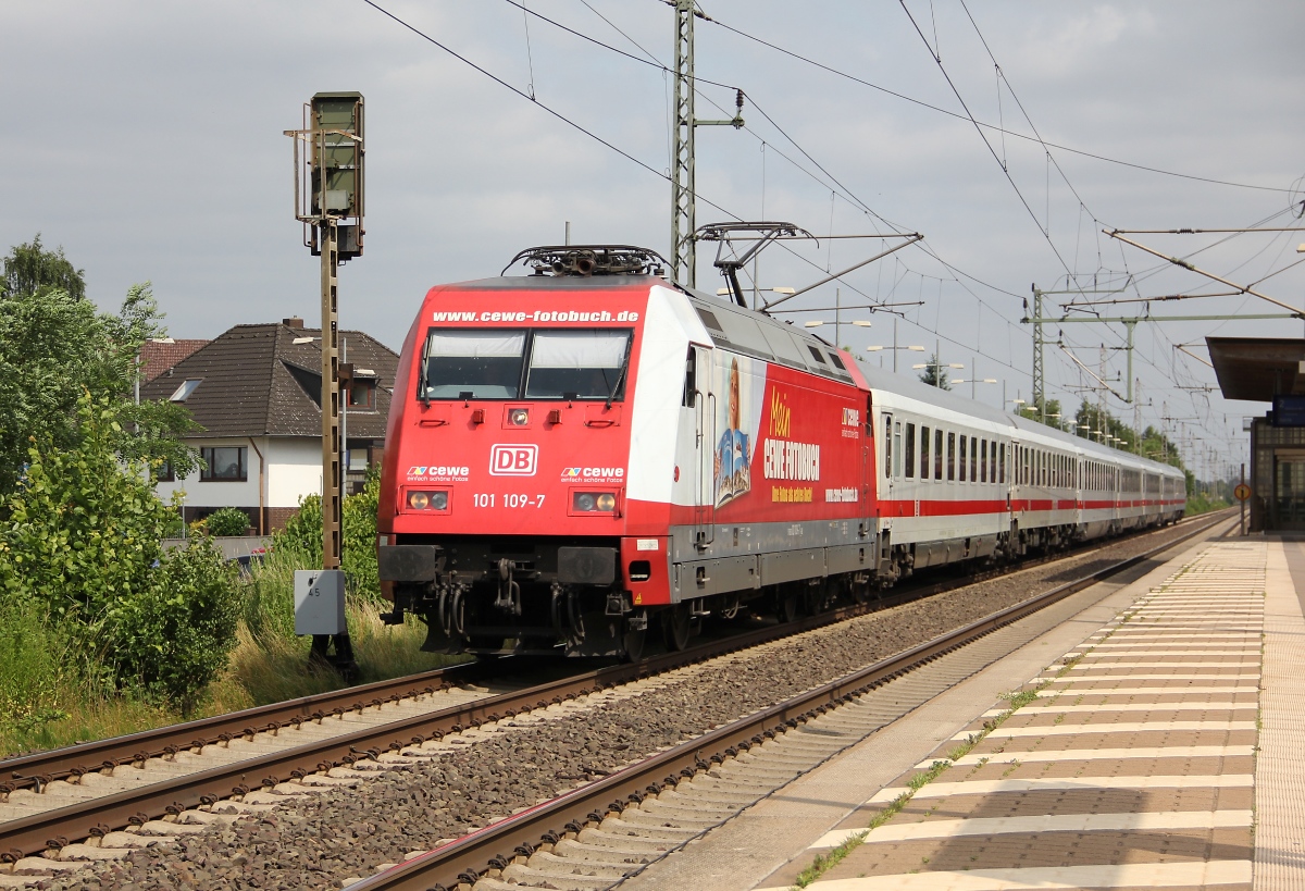 101 109-7 mit IC aus Richtung Hannover Hbf. Aufgenommen in Dedensen-Gümmer am 10.07.2013.