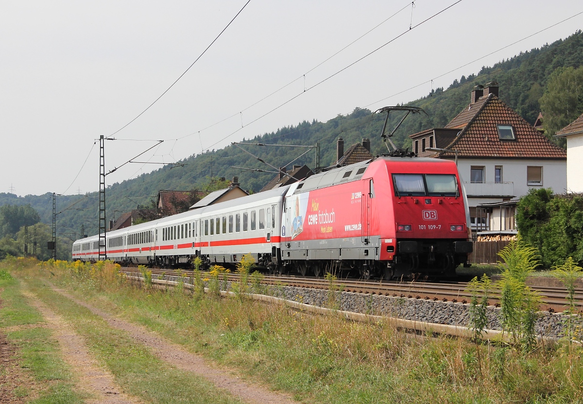 101 109-7 schiebend an einem IC in Richtung Bad Hersfeld. Aufgenommen in Ludwigsau-Friedlos am 24.08.2013.