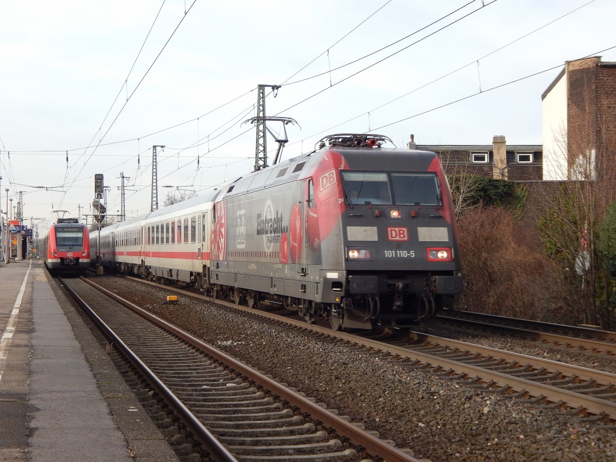 101 110-5  Eintracht Frankfurt  kommt mit ihren IC durch Oberbilk gefahren wähend 422 044-9 gerade abfährt.

Oberbilk 06.01.2015
