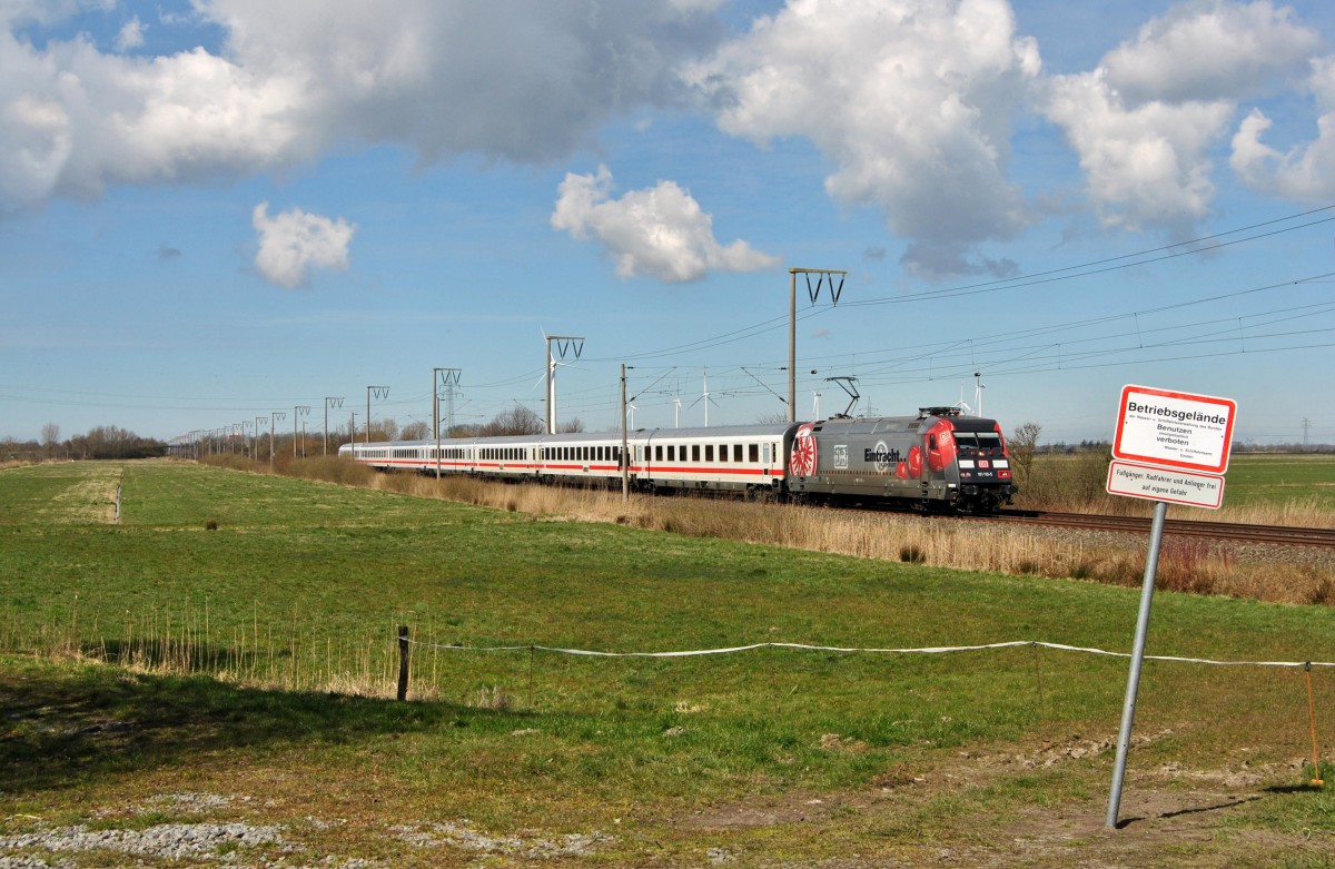 101 110-5 fuhr am 04.04.2015 mit dem IC 2434 von Emden nach Cottbus, hier bei Petkum.