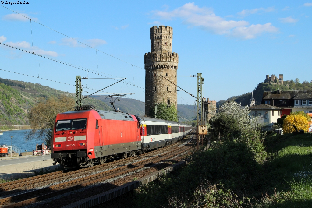 101 111 mit dem EC 8 Chur-Hamburg bei Oberwesel, 18.04.2015