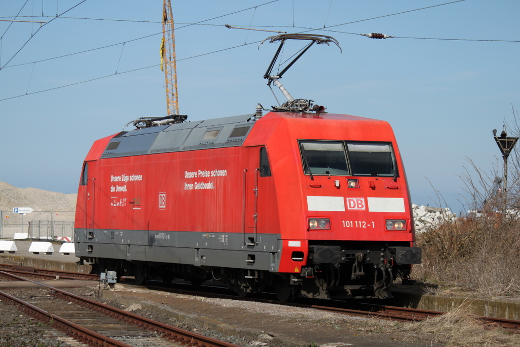 101 112-1 beim Rangieren im Bahnhof Warnemnde im Hintergrund sollen demmnchst im Auftrag der Rostocker Wohngesellschaft Wiro Wohnhuser entstehen.06.04.2015