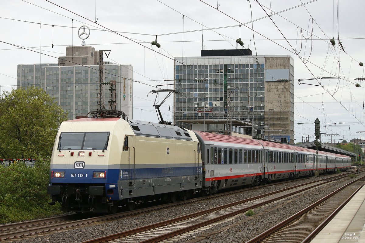 101 112-1  Rheingold  mit IC119 in Essen Hbf, am Mai 2017.