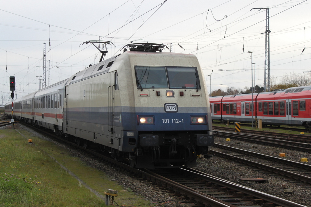 101 112-1(Rheingold)mit IC 2417 von Rostock Hbf nach Köln Hbf bei der Bereitstellung im Rostocker Hbf.12.11.2017