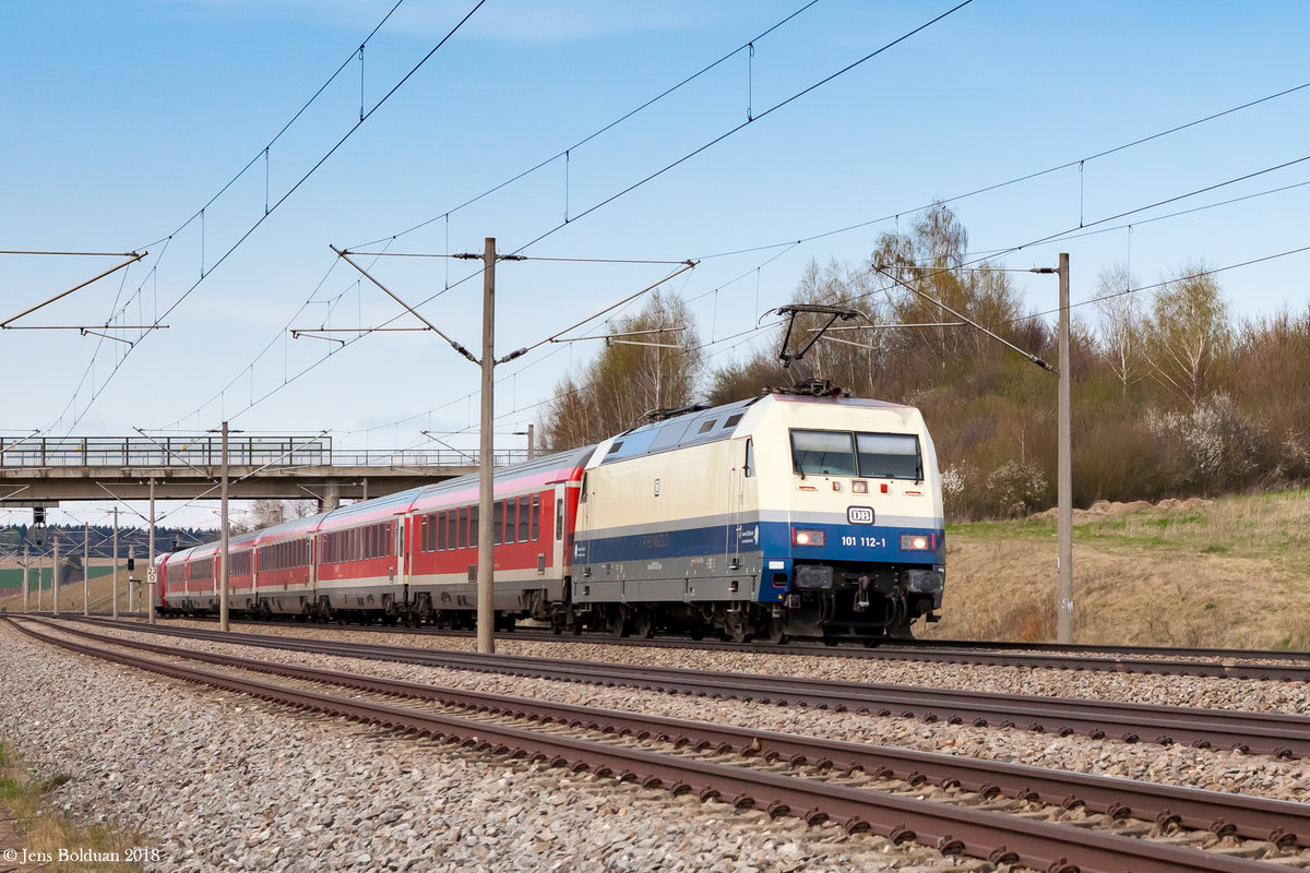 101 112  Rheingold  hat am 11.04.2018 ganztägig am München-Nürnberg-Express gearbeitet. Hier bei Hebertshausen ziehend unterwegs in Richtung München
