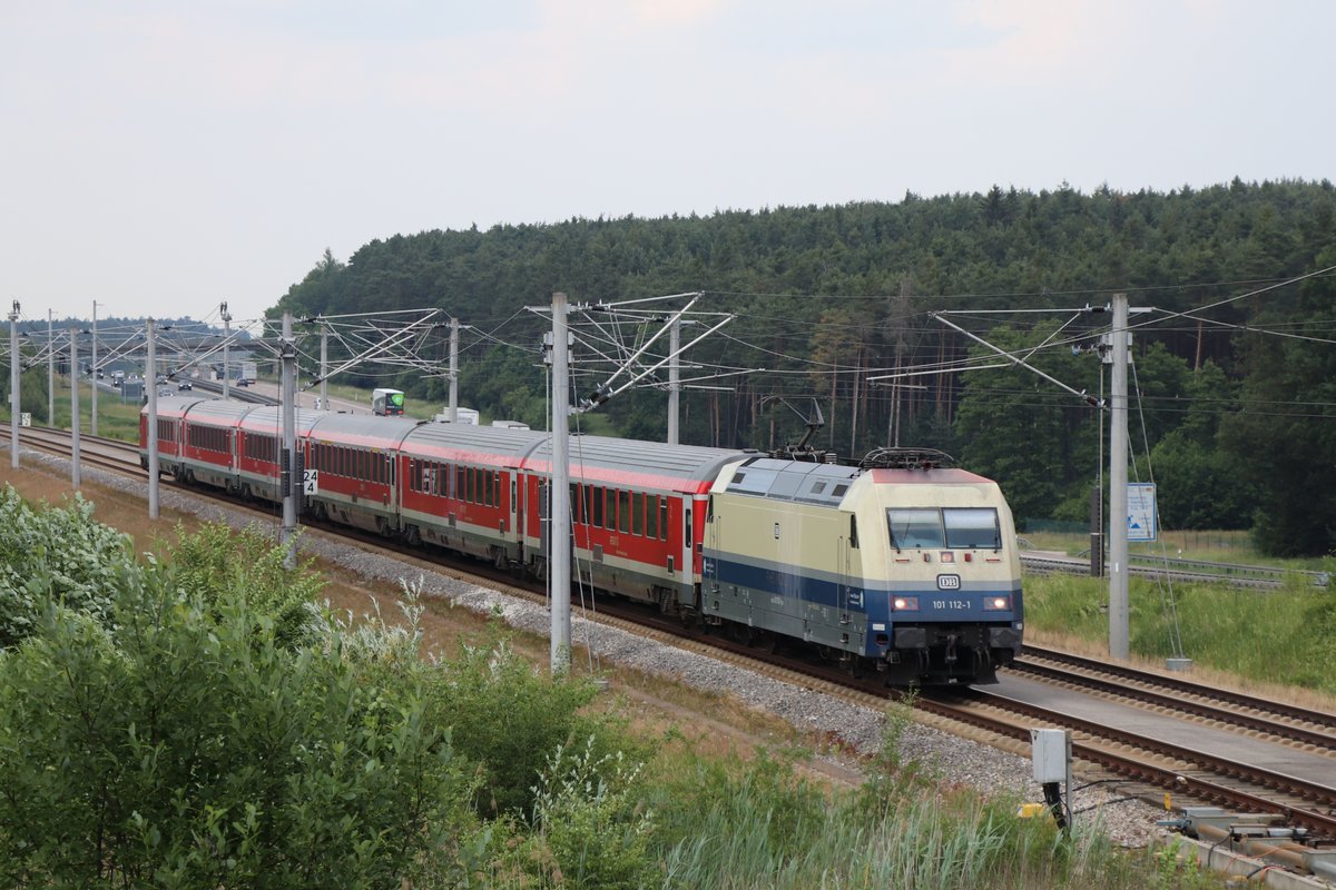 101 112  Rheingold  hatte am 06.07.2018 die Aufgabe, den RE 4027 von Nürnberg Hbf nach München Hbf zu bringen. Hier befindet sich der Zug vor der Einfahrt in Allersberg(Rothsee).