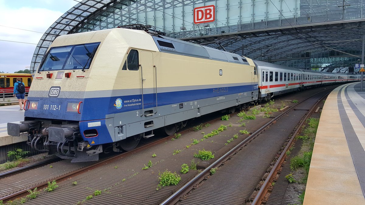 101 112  Rheingold  steht mit IC 144 nach Amsterdam Centraal im Berliner Hauptbahnhof bereit, am 25.05.2017