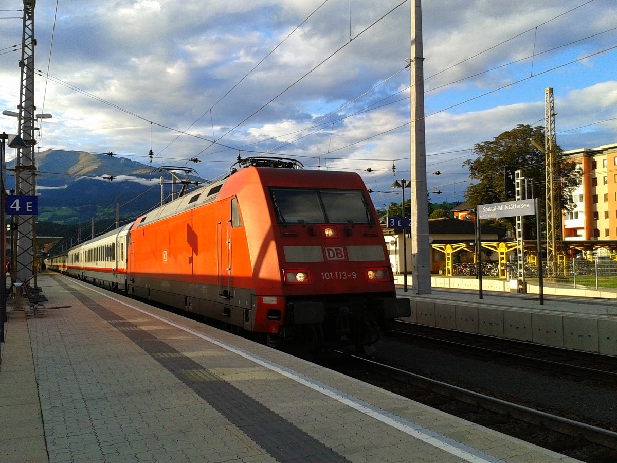 101 113-9 mit EC 115 (Münster (Westf) Hbf - Klagenfurt Hbf) am 18.8.2015 bei der Abfahrt in Spittal-Millstättersee.