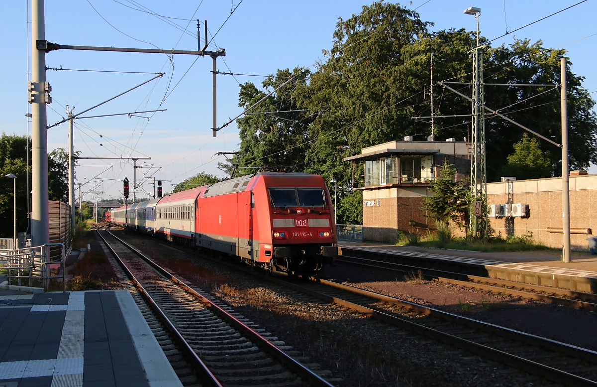 101 115-4 mit Nachtreisezug in Fahrtrichtung Norden. Aufgenommen am 23.07.2014 in Eystrup.