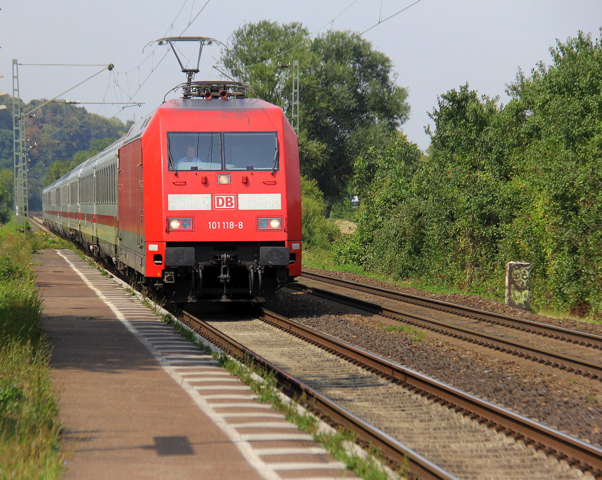 101 118-8 DB kommt mit einem IC 1911 aus Dortmund-Hbf(D) nach Stuttgart-Hbf(D) und kommt aus Richtung Köln-Hbf,Köln-West,Köln-Süd,Köln-Eifeltor,Hürth,Brühl,Sechtem,Bornheim,Roisdorf bei Bornheim,Bonn-Hbf,Bad-Godesberg,Rolandseck,Remagen,Sinzig,Bad Breisig,Brohl-Lützing und fährt durch Namedy in Richtung Andernach,Weißenthurm,Urmitz,Koblenz-Lützel,Koblenz. Aufgenommen vom Bahnsteig 2 in Namedy. 
Bei Sommerwetter am Nachmittag vom 17.8.2018.