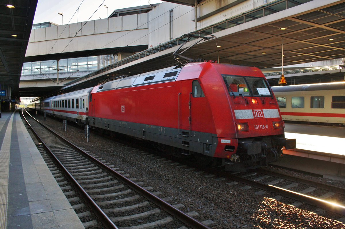 101 118-8 steht am 28.5.2017 mit dem E28742 nach Lutherstadt Wittenberg Hauptbahnhof in Berlin Südkreuz bereit.