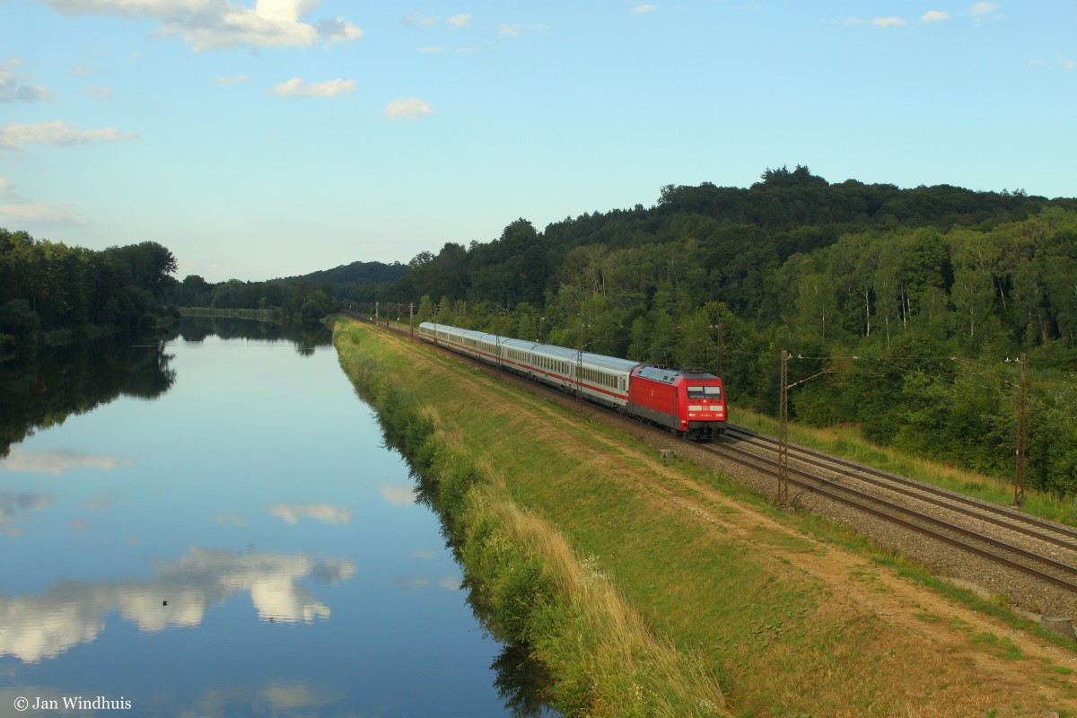 101 120-4 zieht am 20.07.2015 einen Intercity dem nächsten planmäßigen Halt in Günzburg an der Donau entlang.
