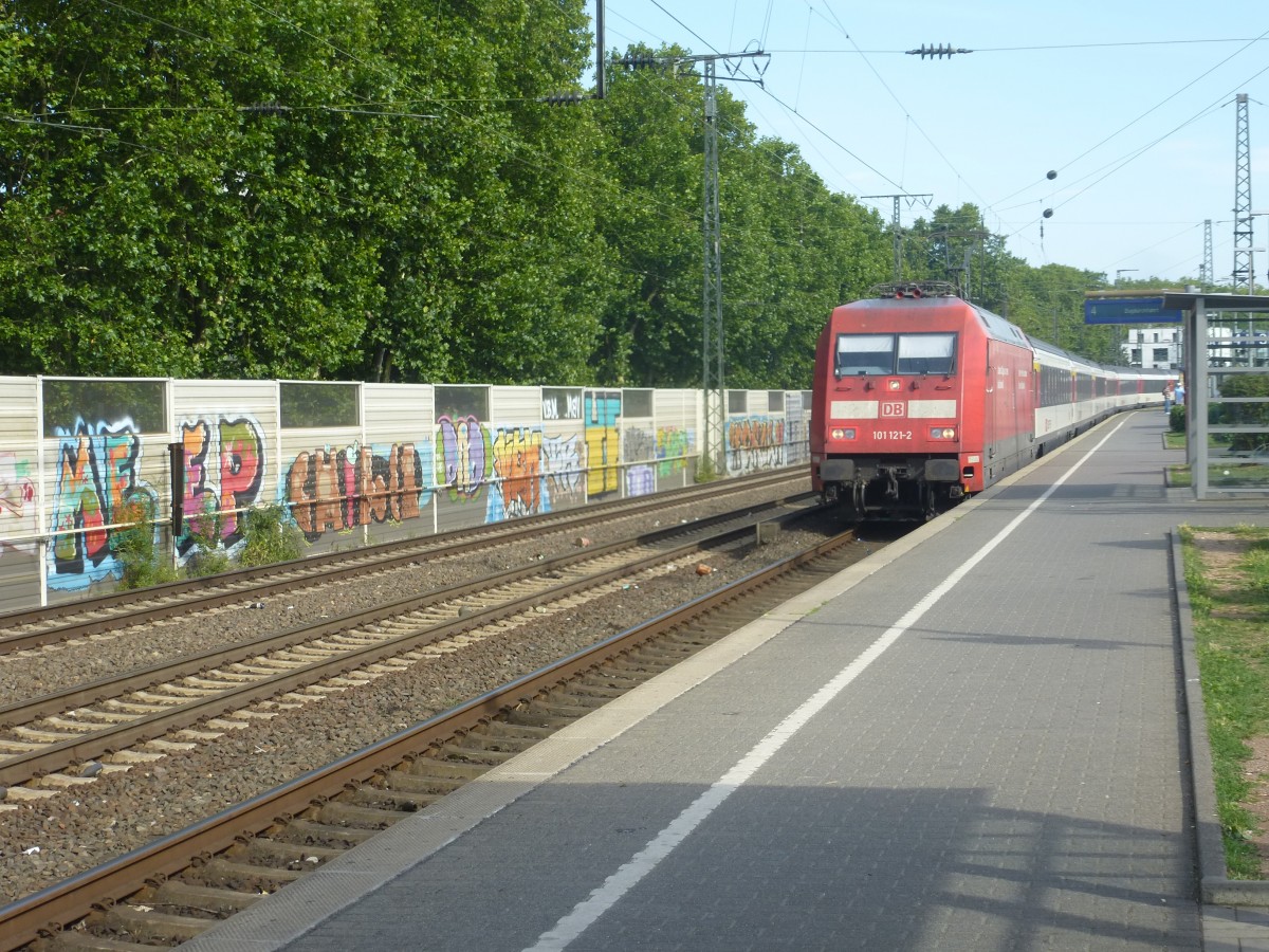 101 121-2 fährt hier am 02.08.2015 mit einer Garnitur durch Köln Süd.