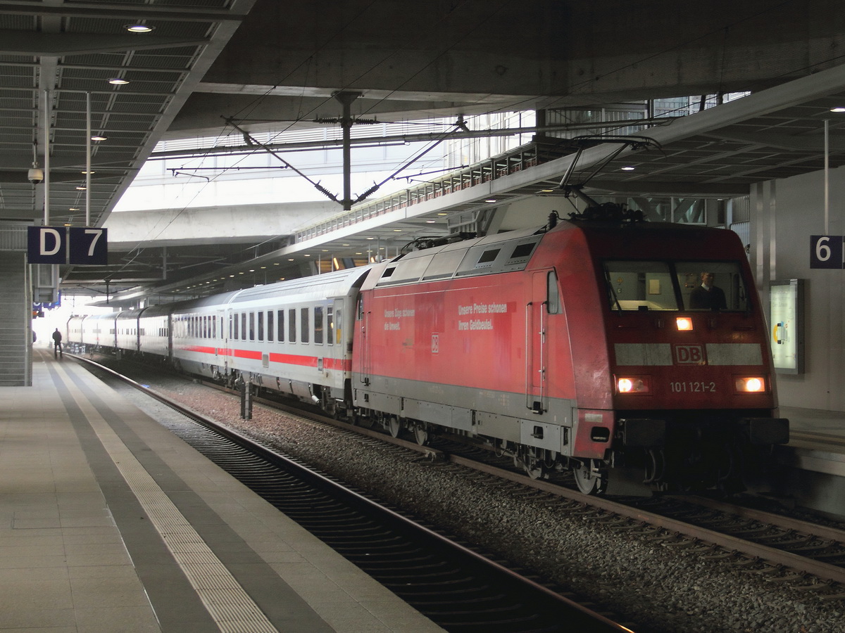 101 121-2 steht auf Gleis 6 mit dem IC 1991 nach Frankfurt(Main) Hauptbahnhof des Bahnhofs Berlin Südkreuz zur Abfahrt am 13. Dezember 2013 bereit. 