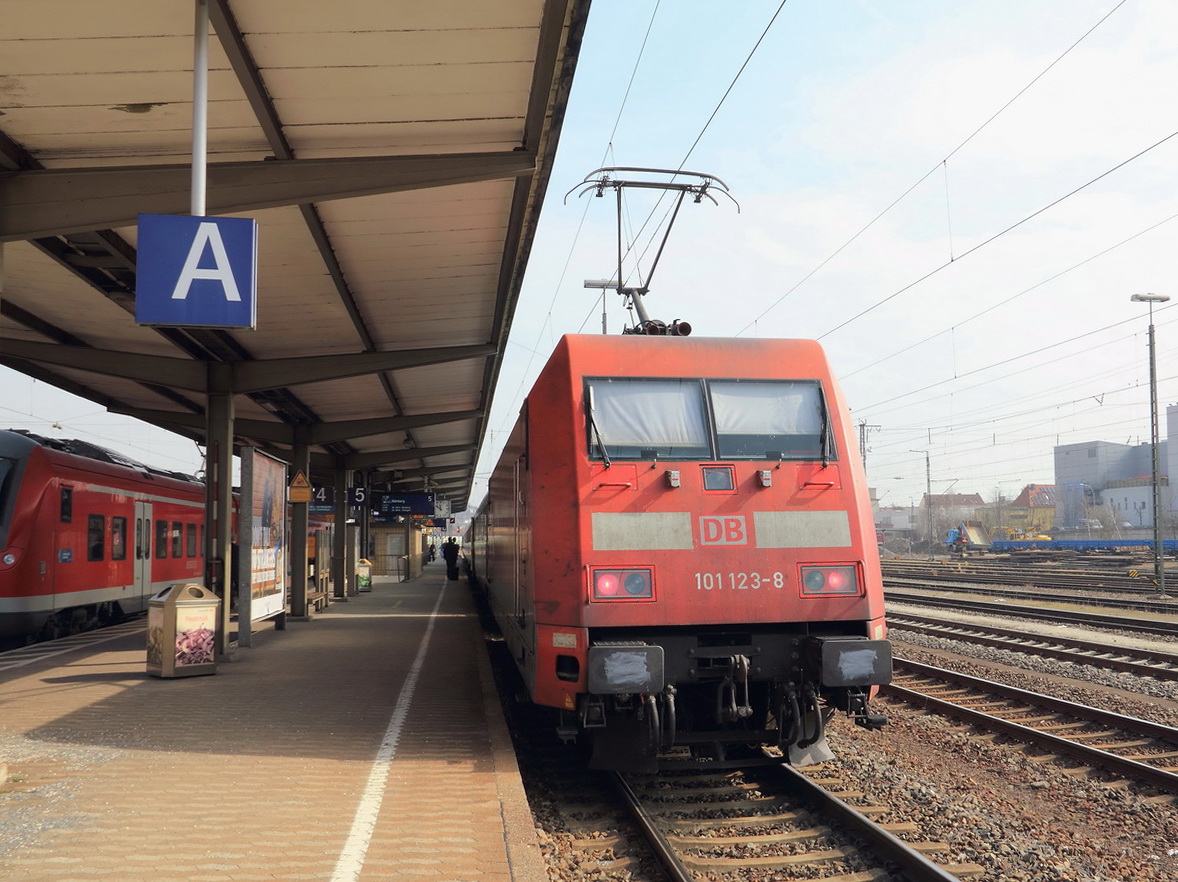 101 123-8 als Schublok für den IC 2065  nach Nürnberg Hauptbahnhof am 14. März 2017