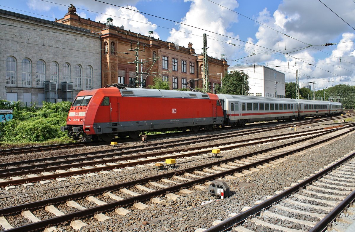 101 123-8 erreicht am 2.9.2017 mit dem IC2027 von Hamburg-Altona nach Plattling den Hamburger Hauptbahnhof.