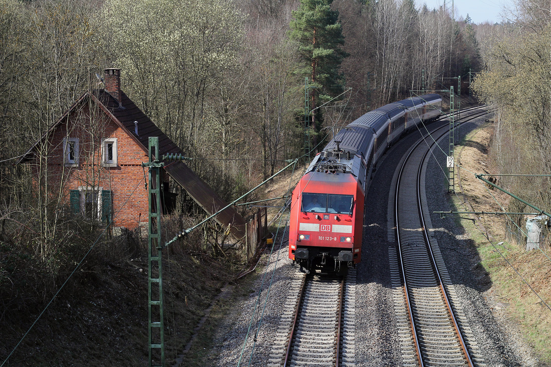 101 123 mit einem IC von Zürich nach Stuttgart, fotografiert am 26. März 2017.
Das Bild wurde von einer Brücke zwischen Stuttgart-Rohr und Goldberg aufgenommen.