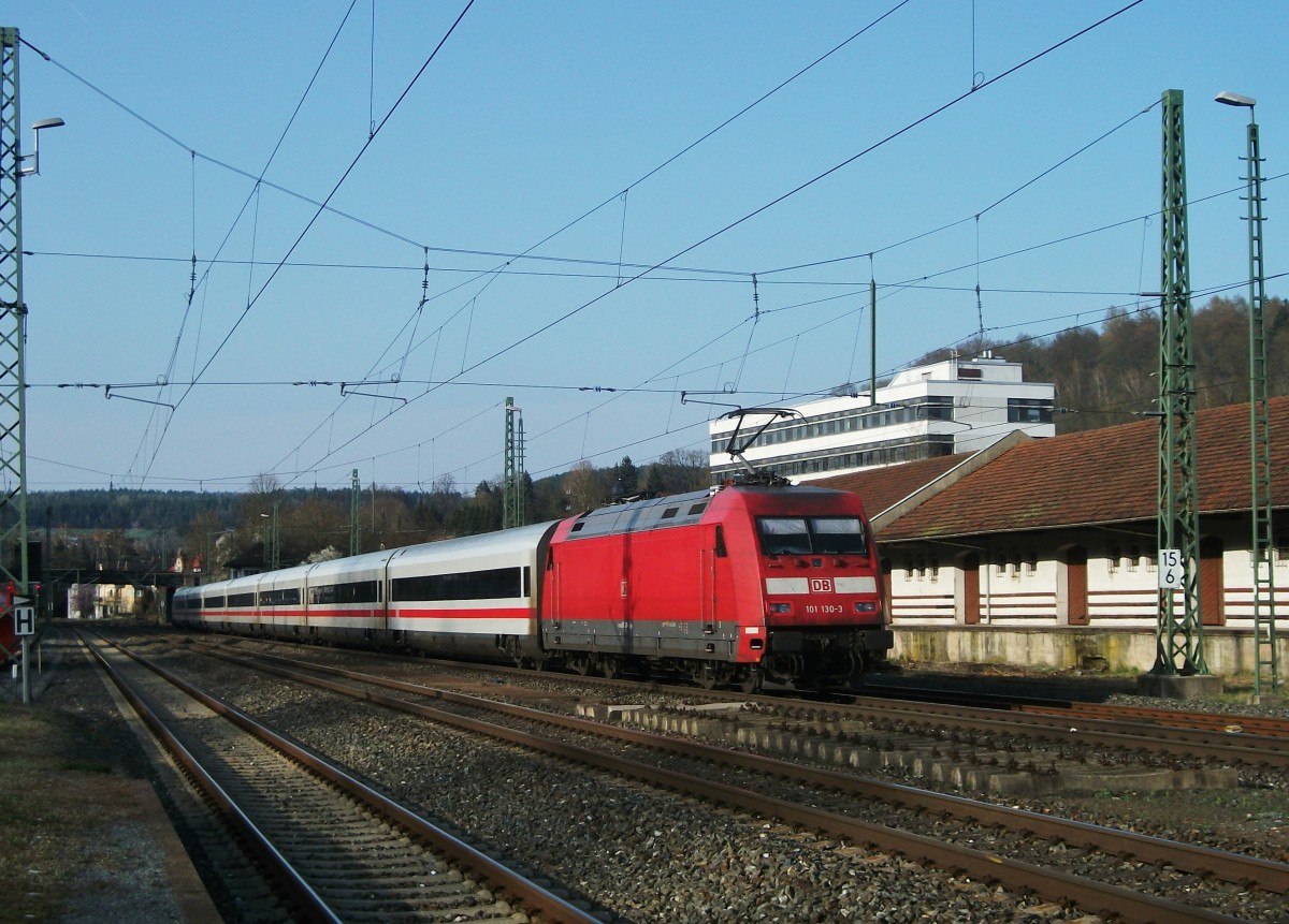 101 130-3 schiebt am 30.Mrz 2014 eine Metropolitan Garnitur als ICE nach Berlin durch Kronach in Richtung Saalfeld.