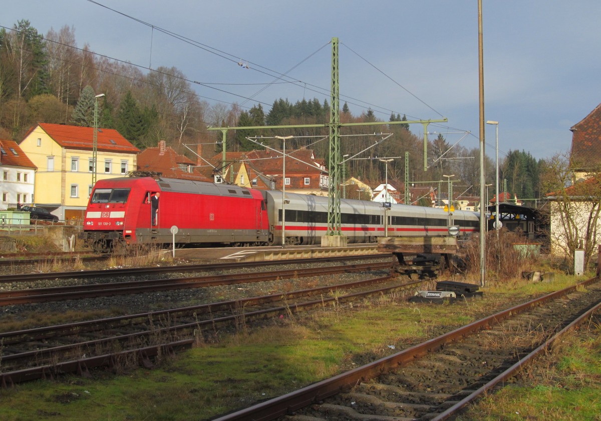 101 130-3 steht am 03. Januar 2014 mit ICE 1105 im Bahnhof Kronach.