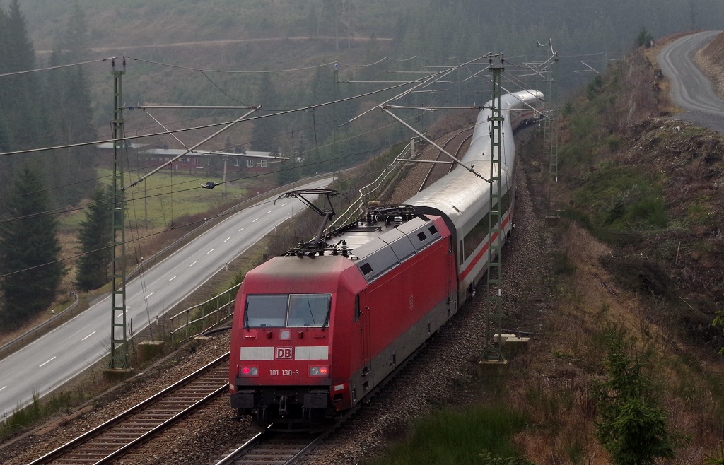 101 130 mit ex MET Garnitur als ICE am 19.01.2014 bei Steinbach am Wald gen Kronach. 