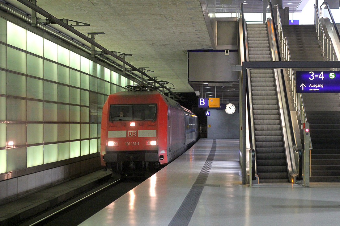 101 131 durchfährt mit einem EuroCity nach Tschechien den Bahnhof Berlin Potsdamer Platz ohne Halt.
Aufgenommen am 21. Februar 2017.