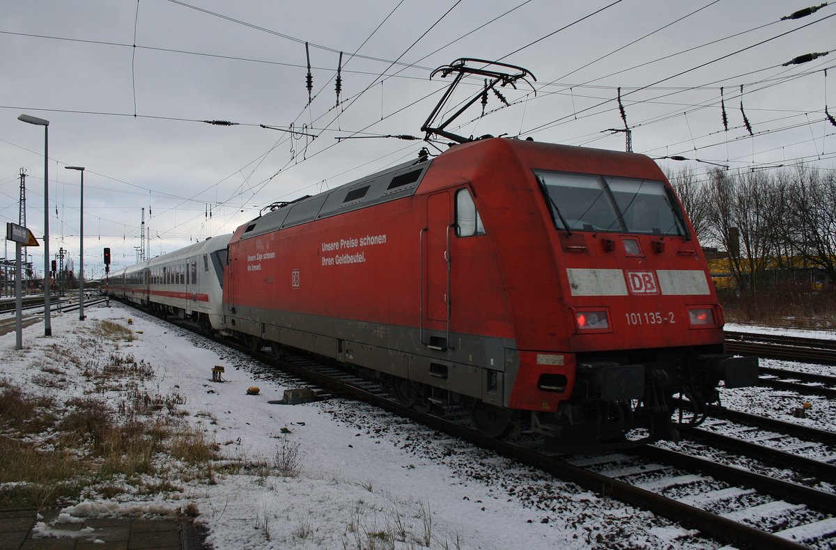 101 135-2 und 120 154-0 (Zugspitze) machen sich am 15.1.2017 mit dem IC2301 von Warnemünde nach München Hauptbahnhof im Rostocker Hauptbahnhof auf den Weg.