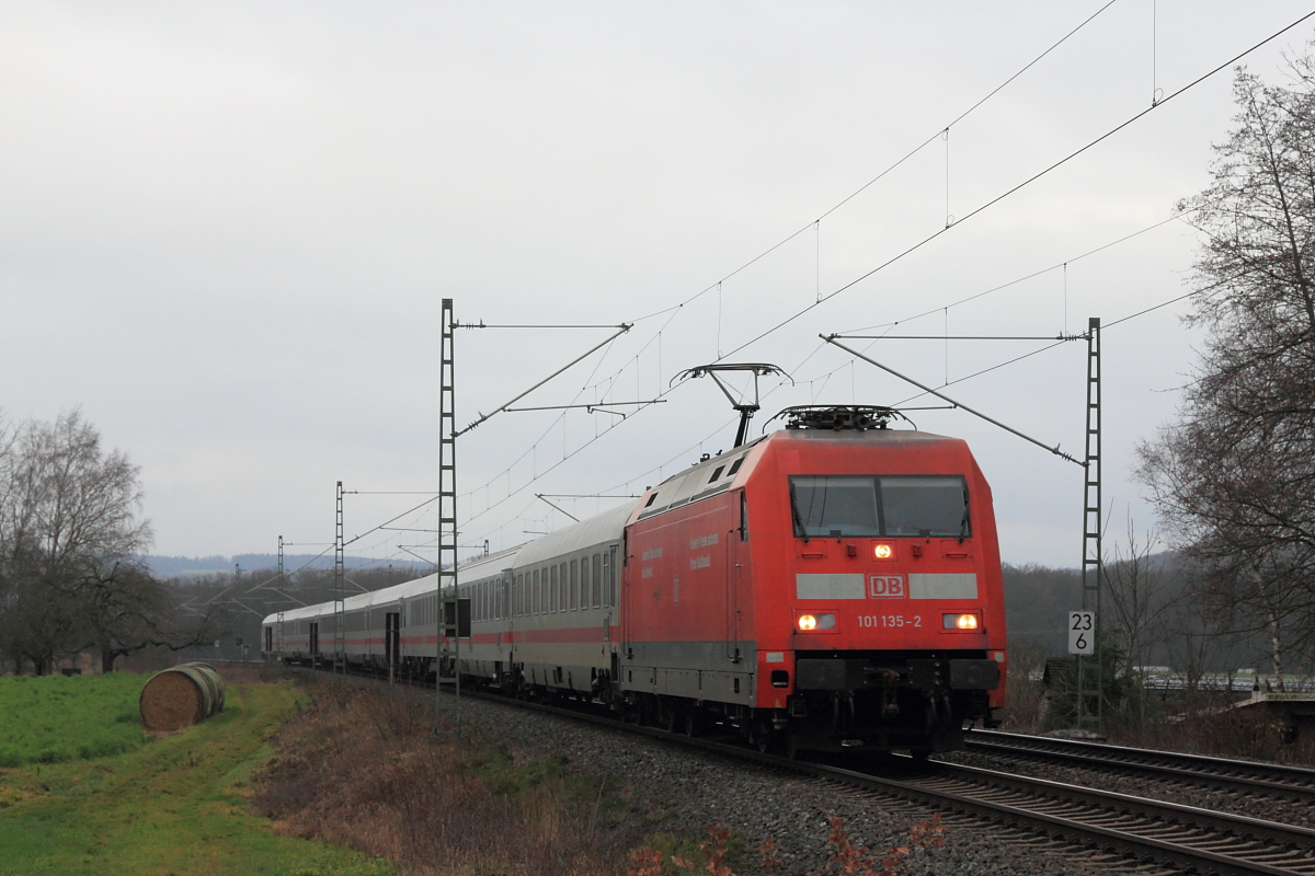 101 135-2 DB bei Bad Staffelstein am 17.12.2015.