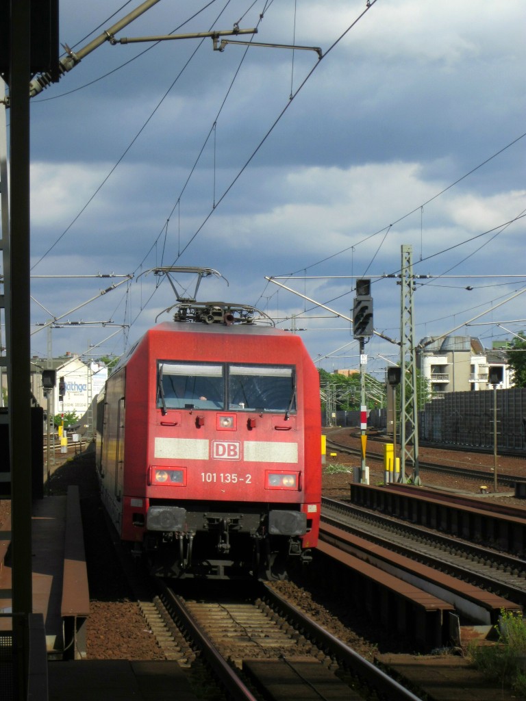 101 135-2 fährt am 13.06.2014 mit Fahrtrichtung Westen in den Bhf. Berlin-Spandau ein.