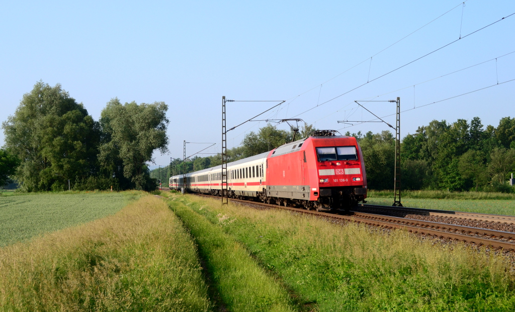 101 136 mit IC 2182 Kassel-Wilhelmshöhe - Stralsund Hbf am 06.06.2016 kurz vor Elze(Han)
