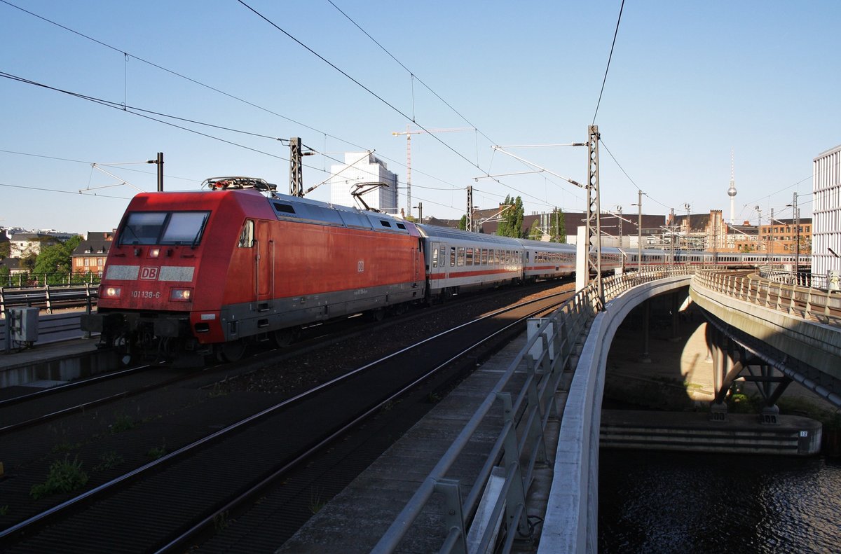 101 138-6 ist nun mit dem IC2242 von Berlin Ostbahnhof nach Münster(Westf) Hbf. unterwegs, hier erreicht sie soeben den Berliner Hauptbahnhof. Auch auf dieser Leistung hatte der Zug circa 30 Minuten Verspätung. (13.5.2016)